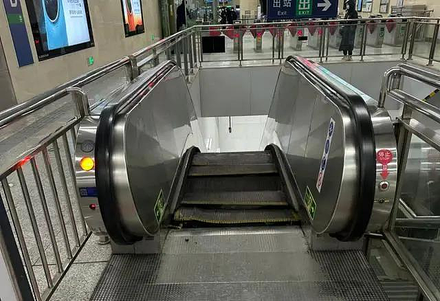 北京地铁再惊魂！网友：轰一声电扶梯塌陷了（组图） - 1