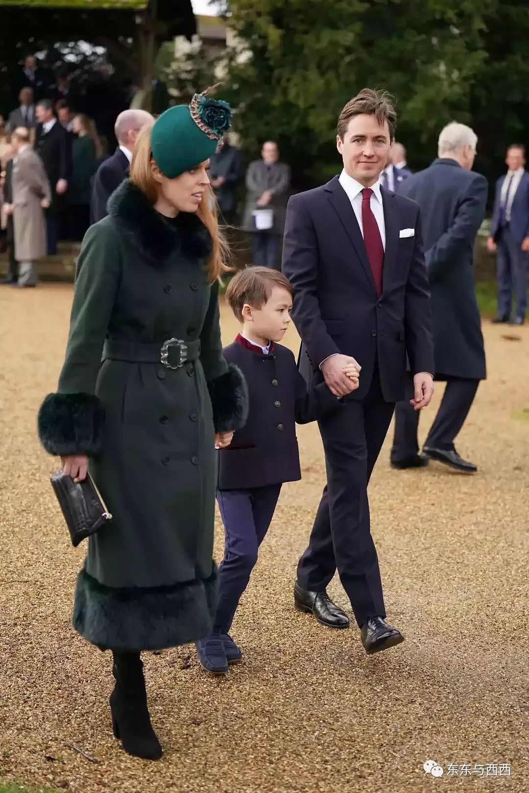 英国公主手牵华裔继子亮相，7岁正太好可爱，亲妈和后妈共同抚养格局挺大……（组图） - 37
