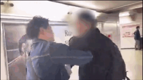 日本一群男子当街暴打侮辱18岁女孩，全程拍视频造谣其“爸爸活”…（组图） - 6