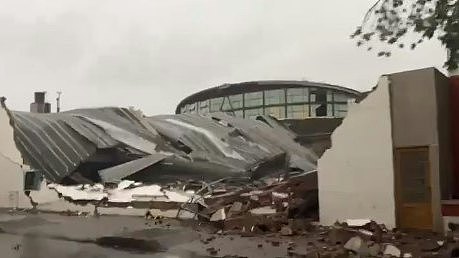 阿根廷体育馆屋顶倒塌至少13死，男童狂风暴雨中摸黑哭找妈妈（视频/图） - 1