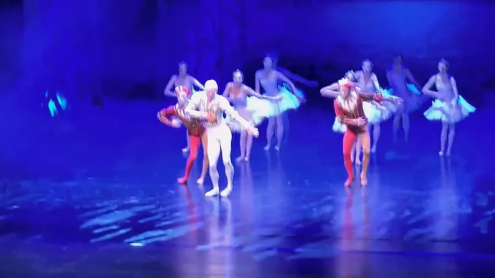俄罗斯皇家芭蕾舞团《天鹅湖》后跳“科目三”谢幕！网叹：全世界都疯了（视频/图） - 1