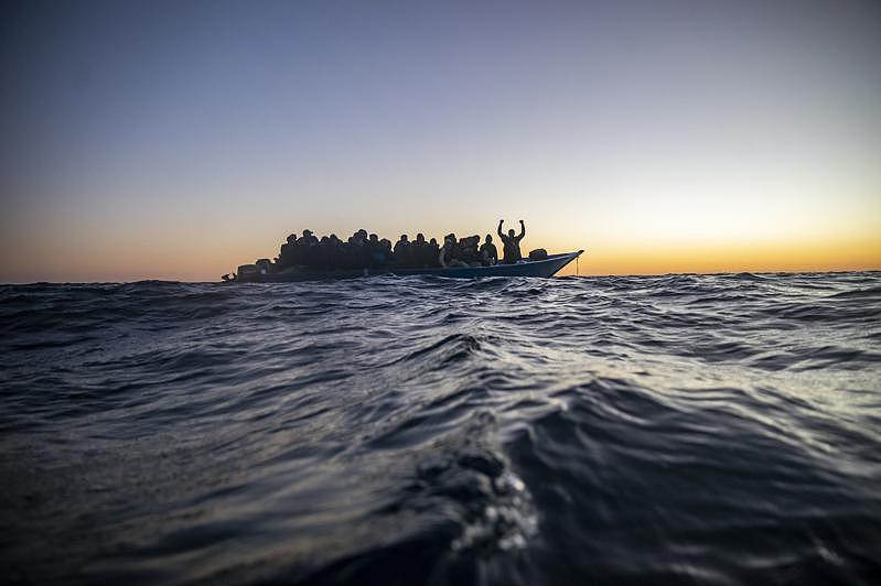 利比亚移民船遇大浪翻覆，61人葬身大海，包括妇女和小孩（图） - 1