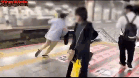 日本一群男子当街暴打侮辱18岁女孩，全程拍视频造谣其“爸爸活”…（组图） - 5