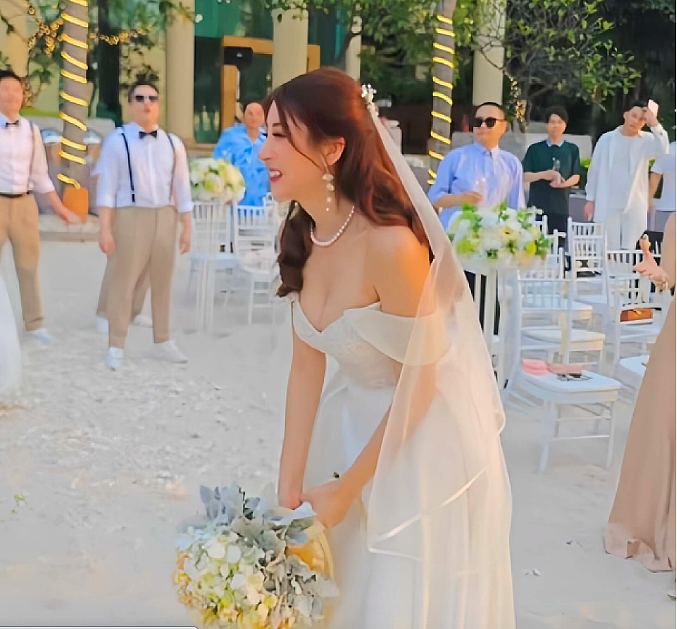 恭喜！39岁的TVB前女星在海边大婚，婚纱造型像岸上美人鱼（组图） - 7
