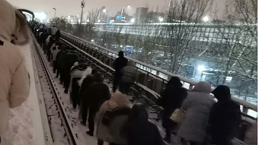 北京地铁断成两截！那个坐最后一排的男人，哭了（组图） - 14