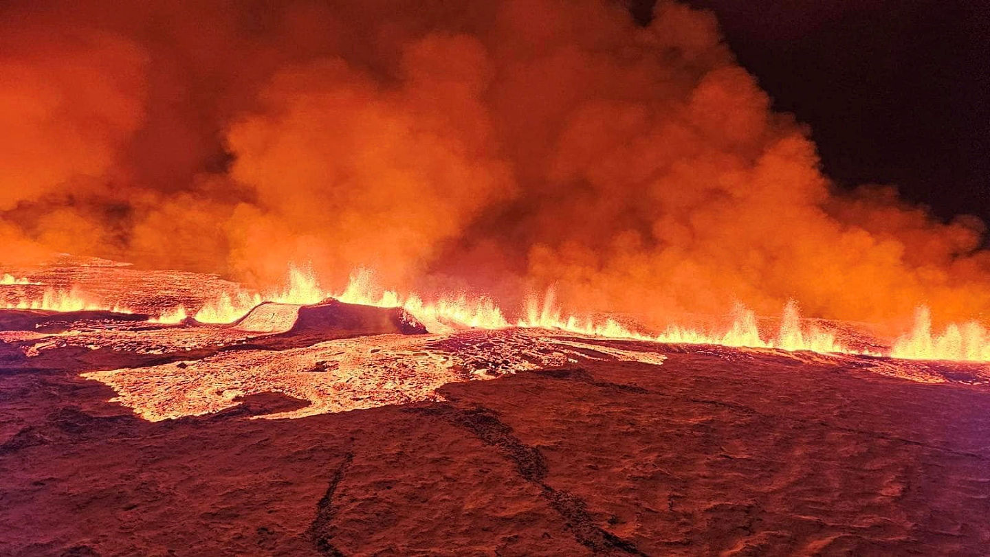 冰岛火山喷发惊悚影像曝！直击“鲜红滚烫熔岩”蔓延四面八方（组图） - 1