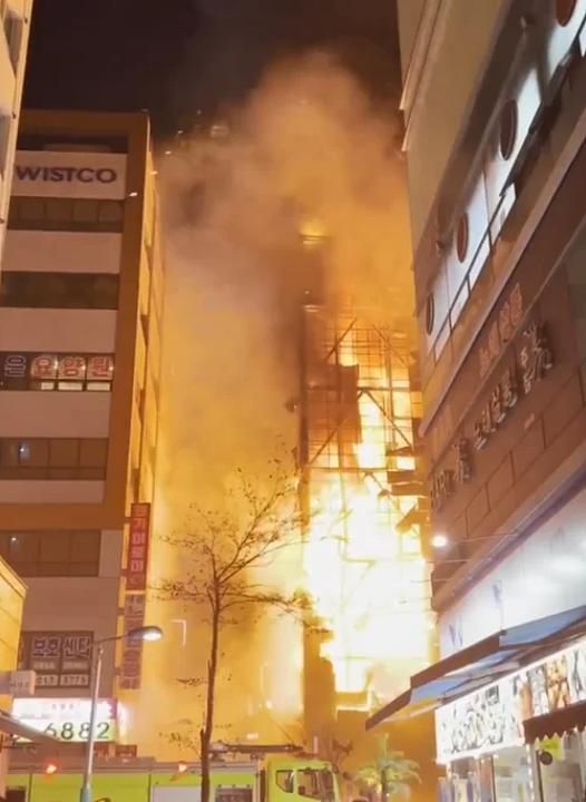 韩国酒店大火，54人伤，包括一名中国女子，民众天台跳隔壁建筑逃生（组图） - 2