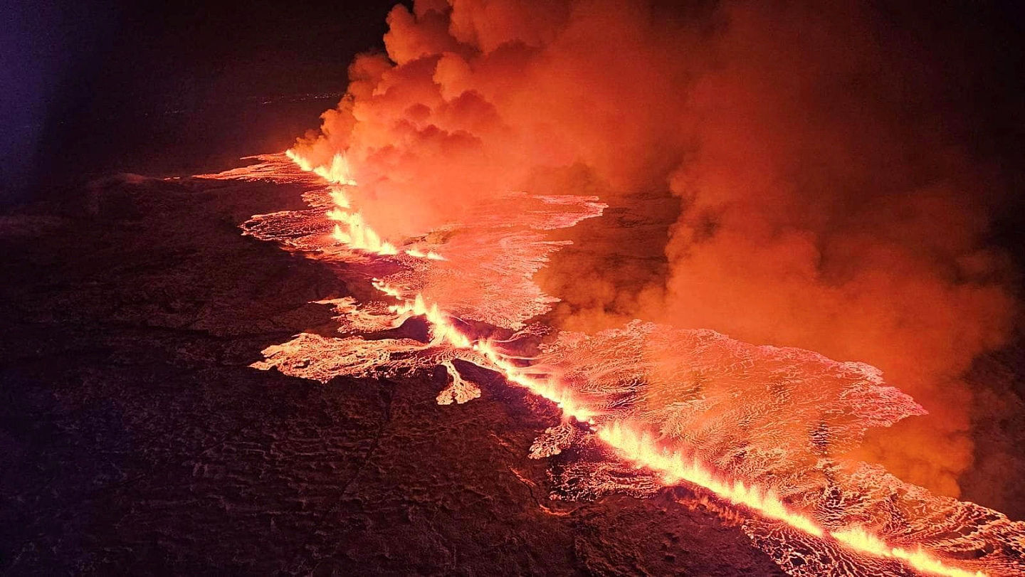 冰岛火山喷发惊悚影像曝！直击“鲜红滚烫熔岩”蔓延四面八方（组图） - 2