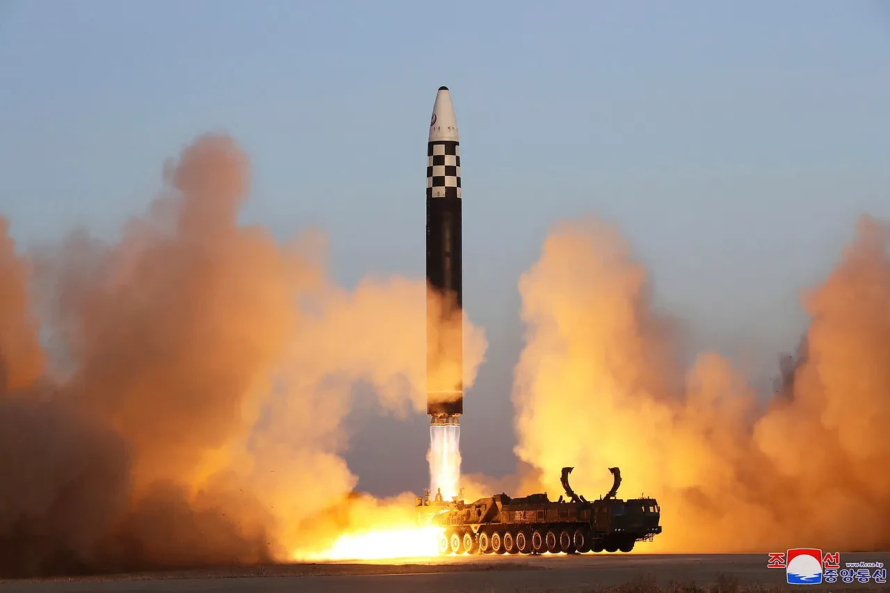 可携核弹直攻美国本土！金正恩亲自指挥，北韩试射史上最强洲际弹道飞弹（组图） - 2