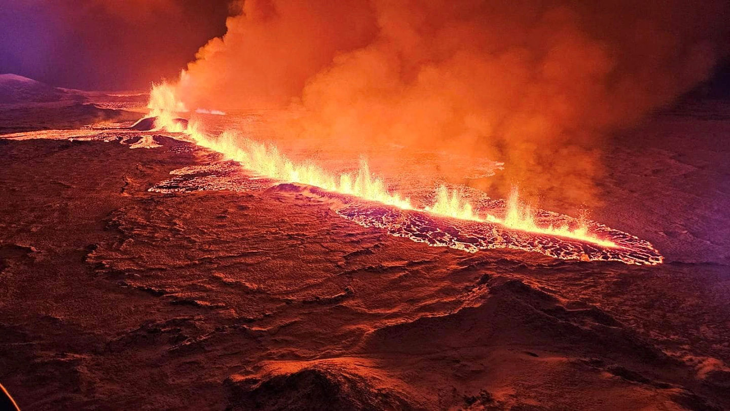 冰岛火山喷发惊悚影像曝光！直击“鲜红滚烫熔岩”蔓延四面八方（视频/组图） - 3