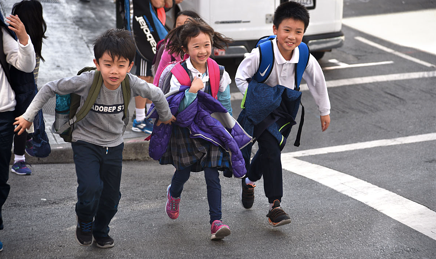 美国人崩溃了：一个亚洲小孩进学区，逼走1.5个白人小孩（组图） - 2