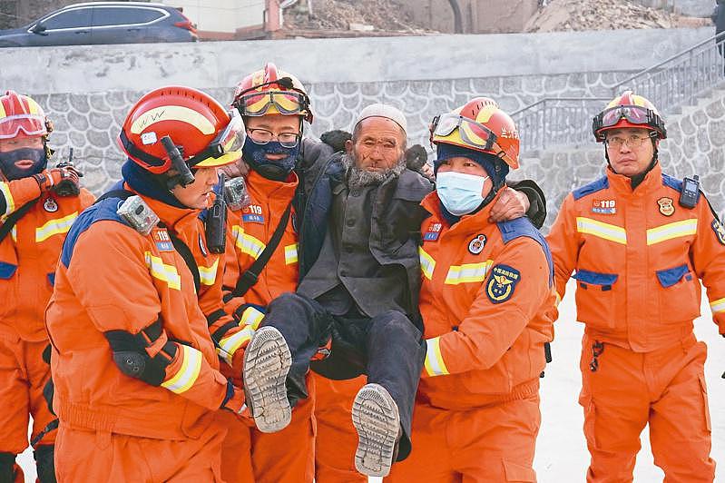 甘肃强震131死、15万屋震毁！灾民痛哭书记安慰“相信党”（组图） - 3