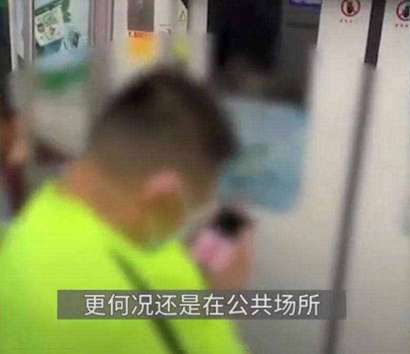 广州男子地铁看“无声淫片”遭警带走，网友一面倒为他抱屈（组图） - 1