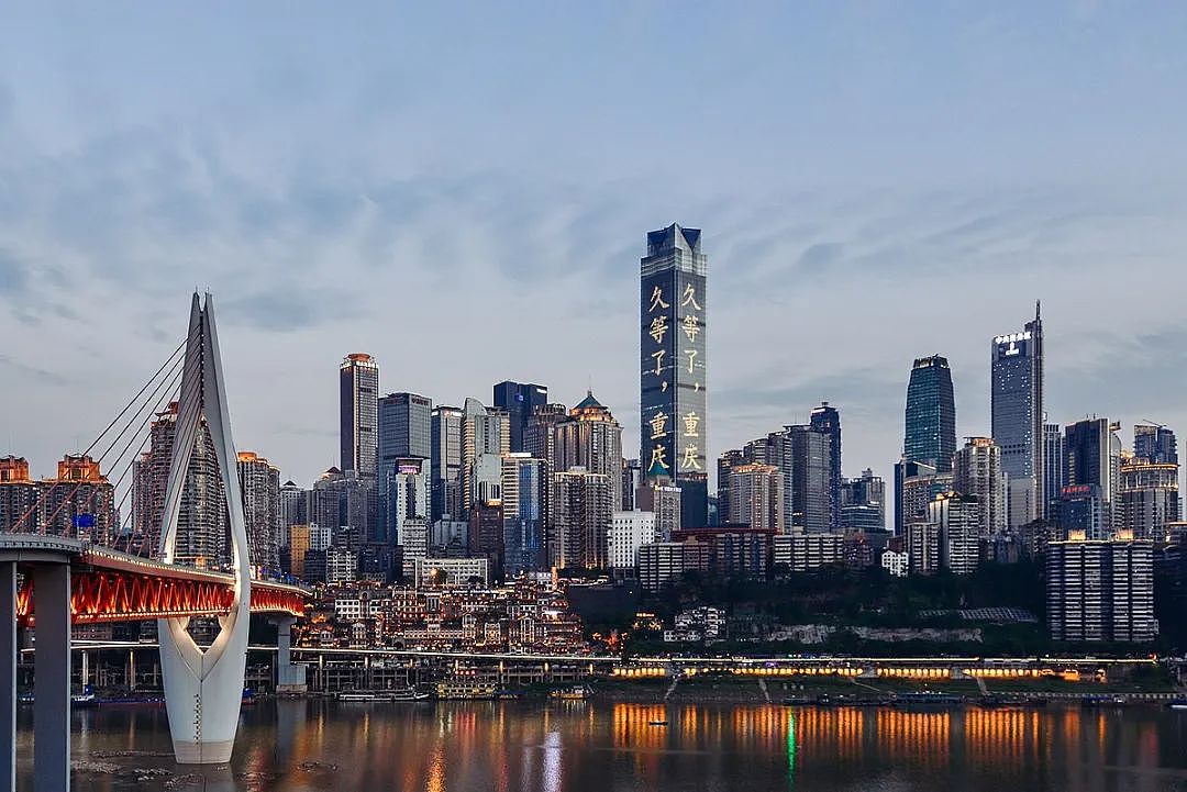 “赛博中国”火爆外网！重庆夜景和汽车看呆外国网友：中国人难道生活在2050年（组图） - 1