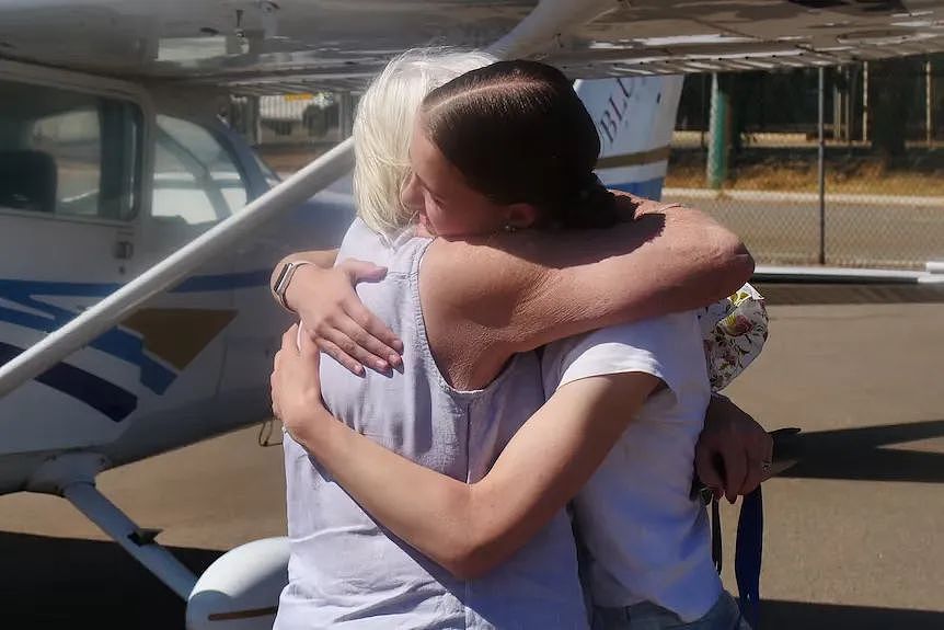太燃了！18岁少女独自飞跃澳洲，全澳女飞行员免费接待她（组图） - 2