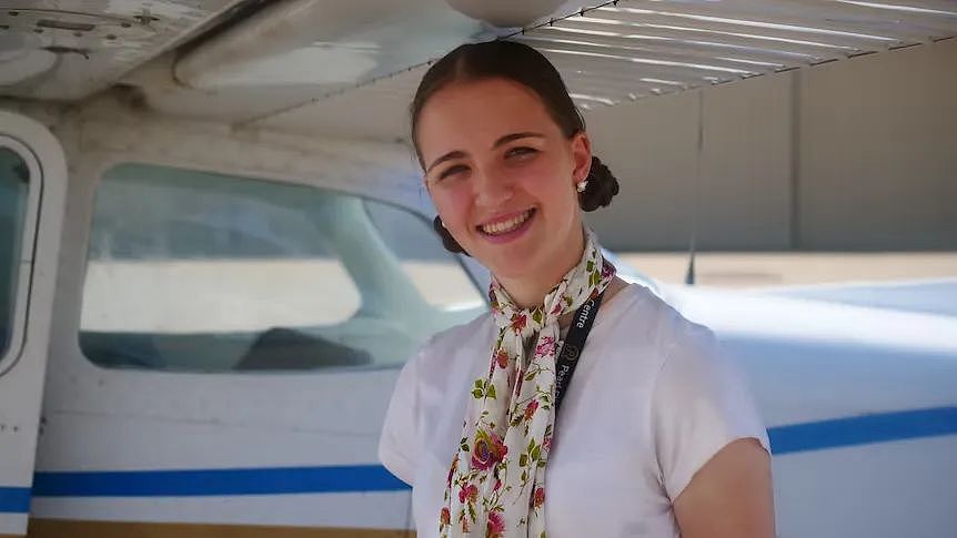 太燃了！18岁少女独自飞跃澳洲，全澳女飞行员免费接待她（组图） - 1