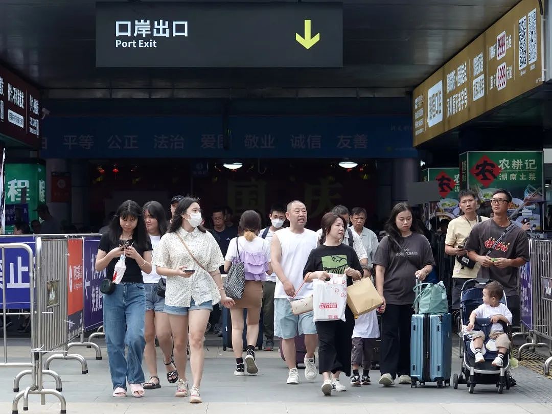 反向消费，香港人拉行李箱在深圳买买买（组图） - 1