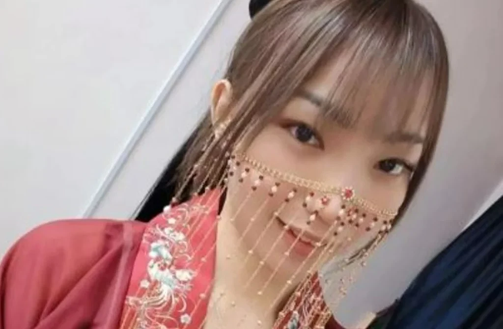 27岁华裔女歌手被粉丝连捅8刀身亡，刚拍婚纱照（组图） - 1