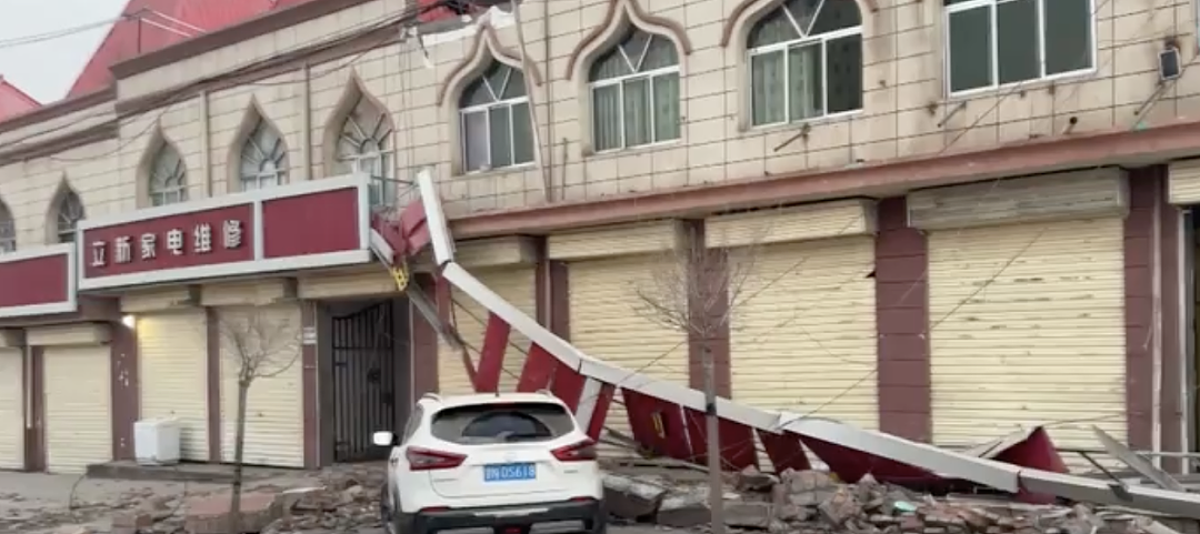 6.2级！甘肃强震已造成118人遇难，地震来袭，大学生竟被锁宿舍楼出不去，专家表示还将发生强余震（组图） - 7