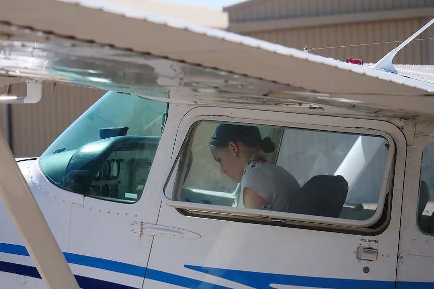 太燃了！18岁少女独自飞跃澳洲，全澳女飞行员免费接待她（组图） - 4