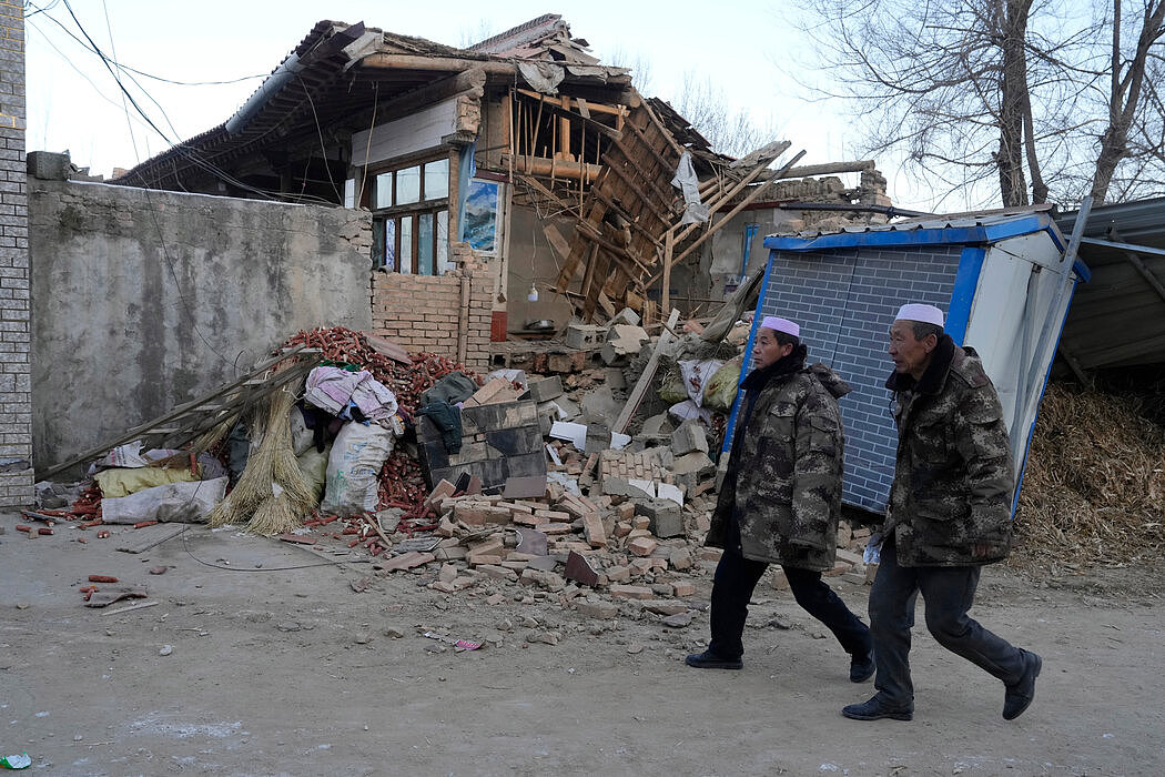 甘肃地震：救援人员在酷寒天气中搜寻幸存者（组图） - 1