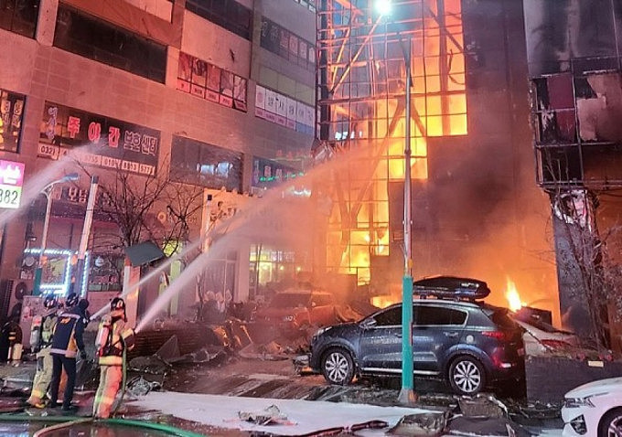 仁川酒店大火：中国女子全身二度烧伤昏迷！官员：有人从18楼跳到隔邻大厦（组图） - 1