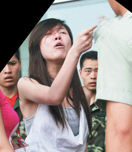 上海女子当街骚扰哨兵，怒吼“让你说话了吗”：她的真实目的，可能没那么简单（组图） - 6