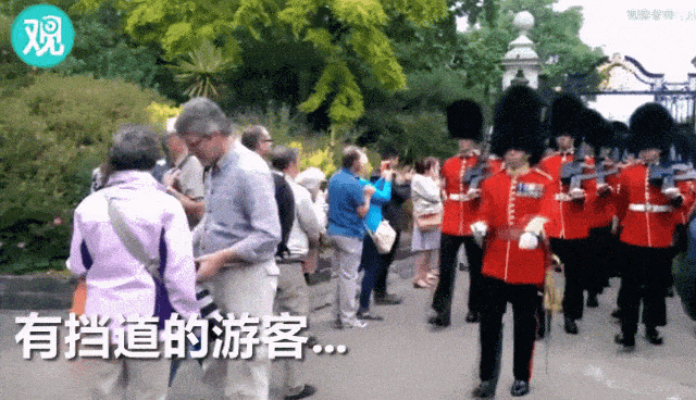 上海女子当街骚扰哨兵，怒吼“让你说话了吗”：她的真实目的，可能没那么简单（组图） - 8