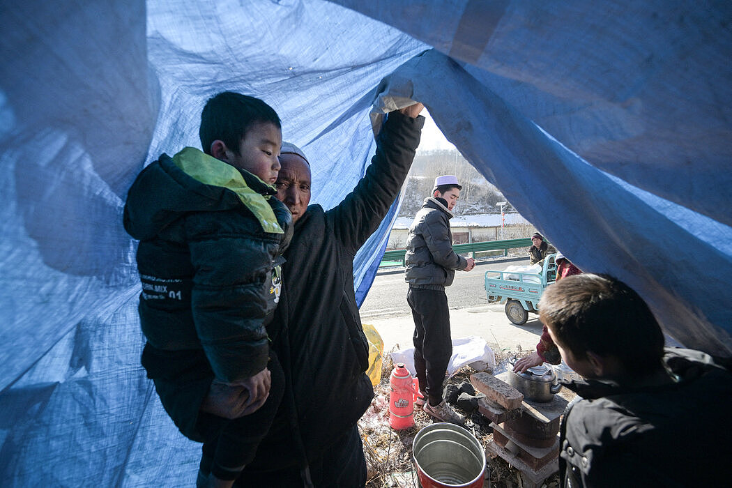 甘肃地震：救援人员在酷寒天气中搜寻幸存者（组图） - 3