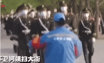 上海女子当街骚扰哨兵，怒吼“让你说话了吗”：她的真实目的，可能没那么简单（组图） - 10