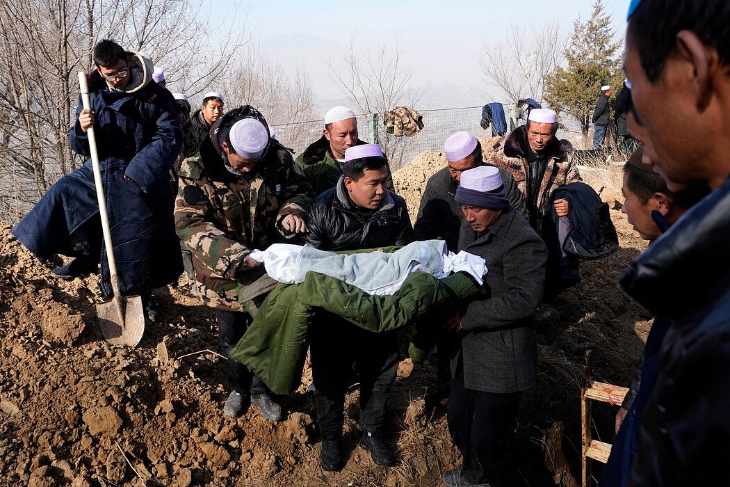 甘肃地震：救援人员在酷寒天气中搜寻幸存者（组图） - 4