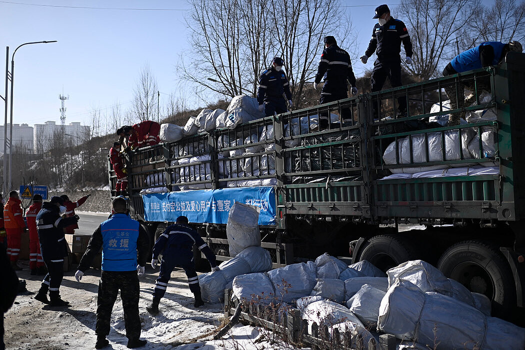 甘肃地震：救援人员在酷寒天气中搜寻幸存者（组图） - 2