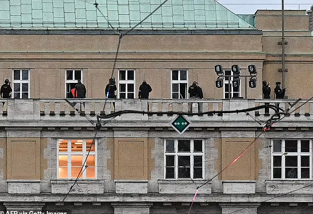 布拉格大学至少15死！枪手杀父后，站在顶楼无差别扫射！有人直接坠楼...（组图） - 8