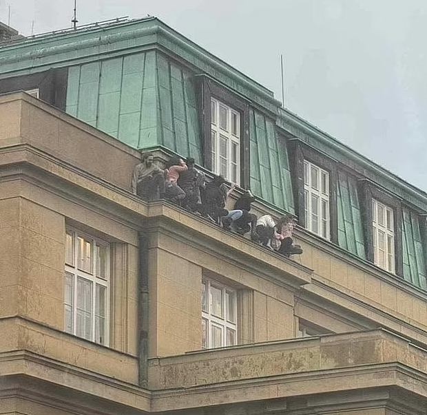 布拉格大学至少15死！枪手杀父后，站在顶楼无差别扫射！有人直接坠楼...（组图） - 4