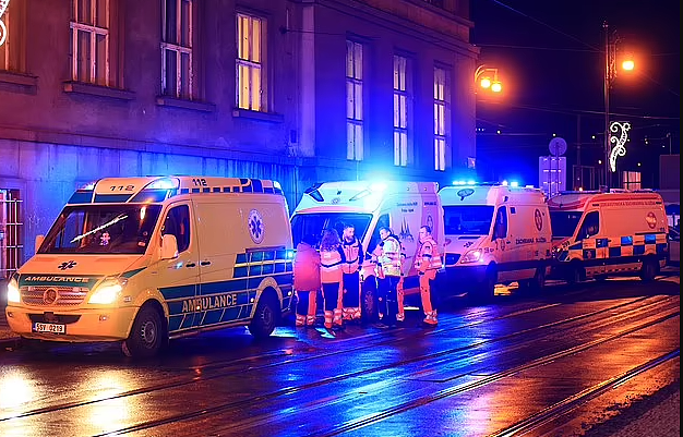 布拉格大学至少15死！枪手杀父后，站在顶楼无差别扫射！（组图） - 14