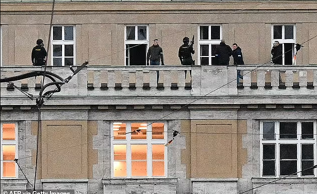 布拉格大学至少15死！枪手杀父后，站在顶楼无差别扫射！有人直接坠楼...（组图） - 13