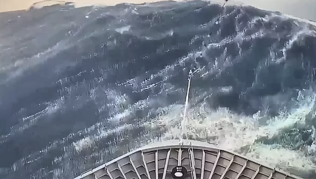 深海惊魂！ 豪华邮轮遭“狂浪”围堵，8米巨浪拍碎控制台，全船停电！ 乘客们在客舱里爬行（组图） - 3