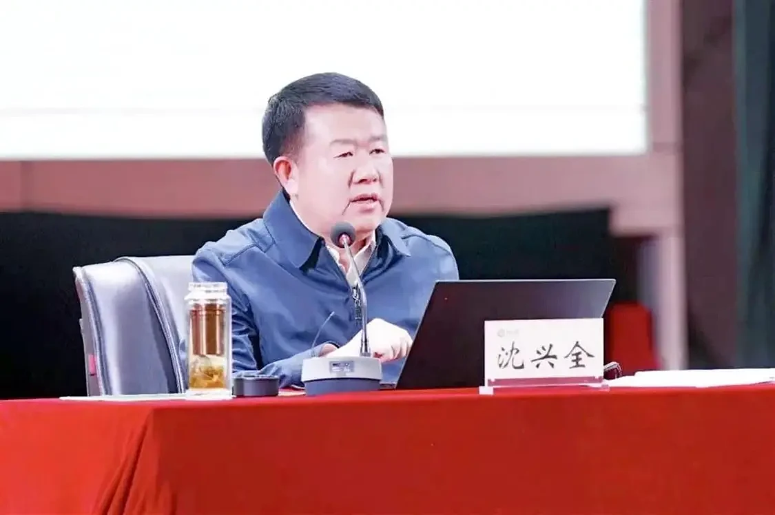 63岁“网红校长”郑强卸任，此前被诬陷婚内出轨包养情妇（组图） - 1