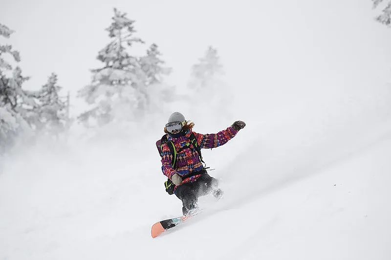 中国27岁女游客在日本滑雪场身亡：进入封闭高级雪道摔倒后，吸入粉雪窒息...（组图） - 32