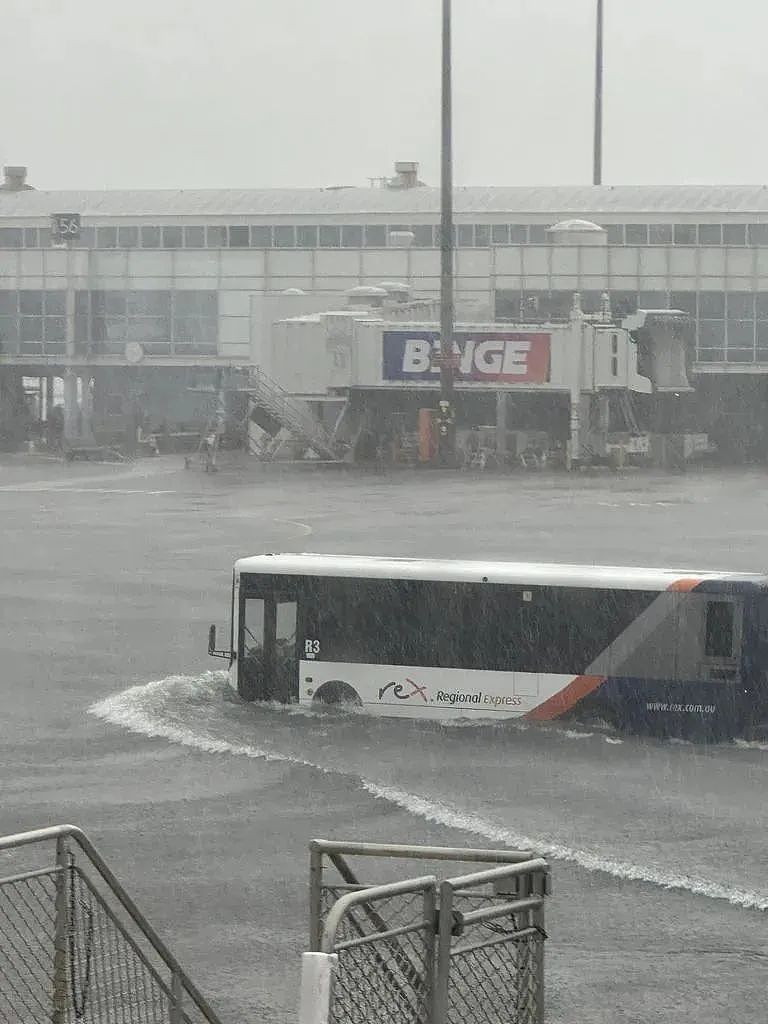 惊魂！墨尔本航班遭雷击！机场被淹！70000户断电！洪水、冰雹、航班取消……澳洲人过节变渡劫（组图） - 10