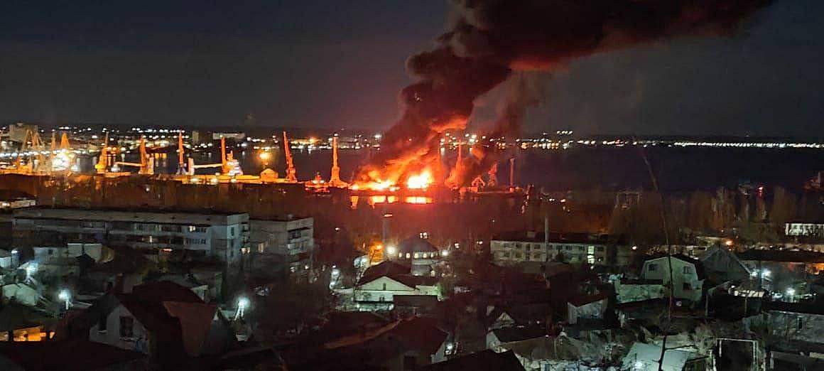 俄占克里米亚黑海北岸港口猛烈爆炸，媒体：乌克兰炸毁俄登陆舰（组图） - 2