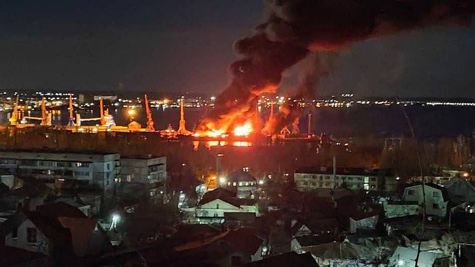 俄占克里米亚黑海北岸港口猛烈爆炸，媒体：乌克兰炸毁俄登陆舰（组图） - 1