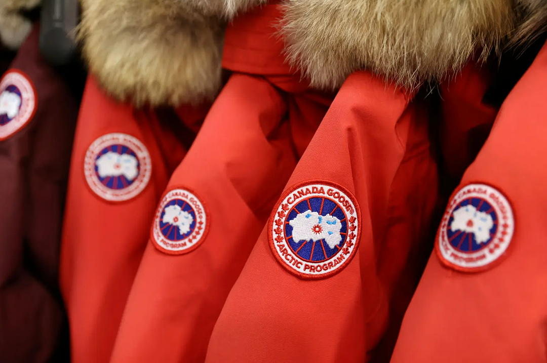 加拿大鹅捐2000件羽绒服给甘肃震区，竟然被人倒卖？网上炸了！多方回应（组图） - 1