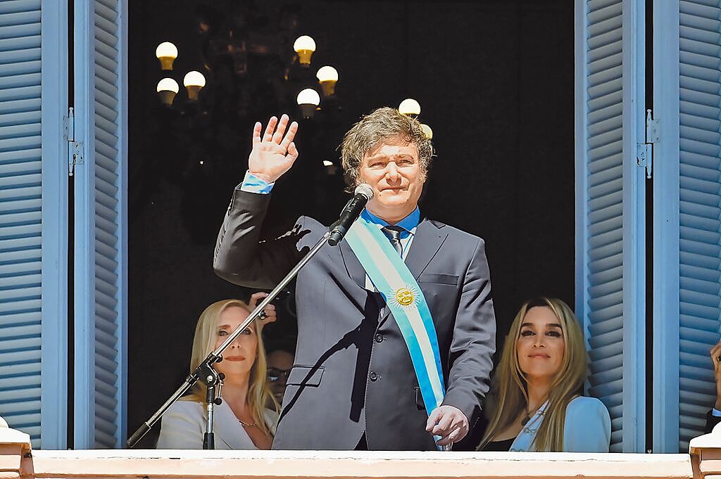 阿根廷新总统上任，狂裁5000公务员（图） - 1
