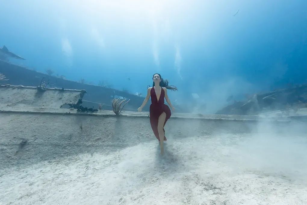 与鲸鲨共舞：美女创下深潜摄影吉尼斯世界纪录，美到令人窒息…（组图） - 6