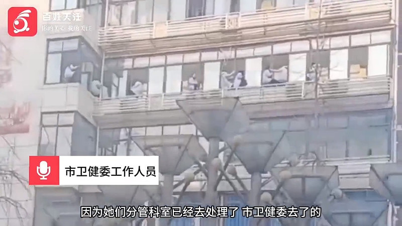 传中国多地爆讨薪维权潮！遭欠薪数月，有人爬高楼窗户、有人堵门口举布条（视频/组图） - 1