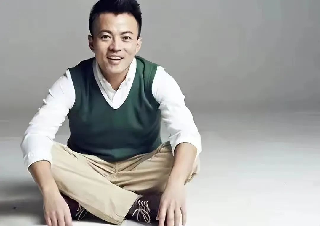 【社交】42岁凭《狂飙》爆火，和张颂文是难兄难弟，父亲是金牌编剧，妻子貌美如花，不拼爹靠自己成人生赢家（组图） - 11
