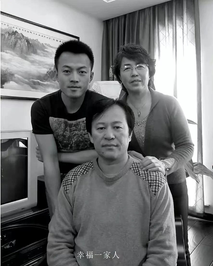 【社交】42岁凭《狂飙》爆火，和张颂文是难兄难弟，父亲是金牌编剧，妻子貌美如花，不拼爹靠自己成人生赢家（组图） - 10