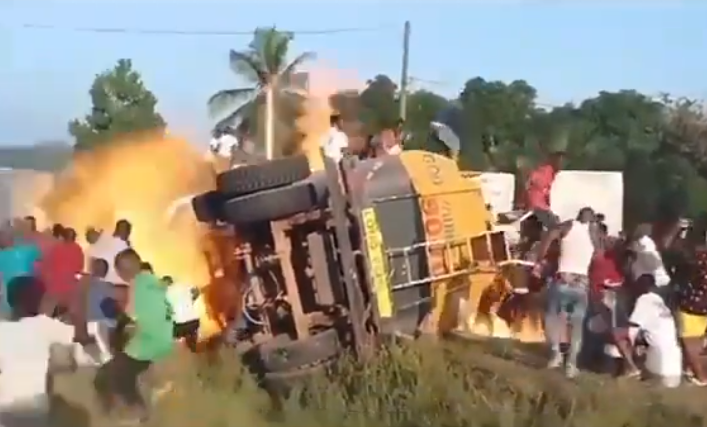 至少40死！油罐车翻覆众人抢油爆炸，惊悚画面曝光（视频/图） - 1
