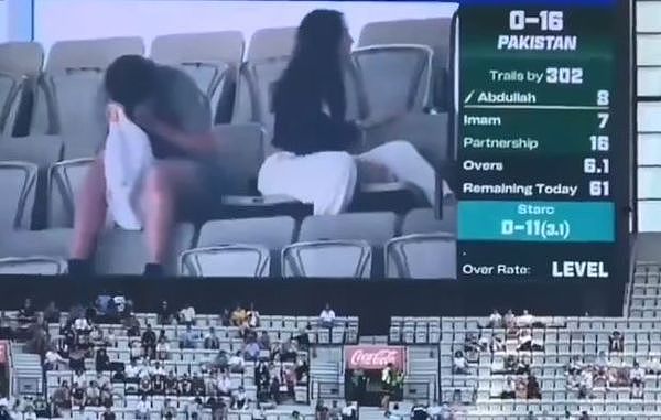 社死瞬间！澳情侣在球场内“贴身肉搏”，不料被大屏幕现场直播，观众嗨爆（视频/组图） - 2